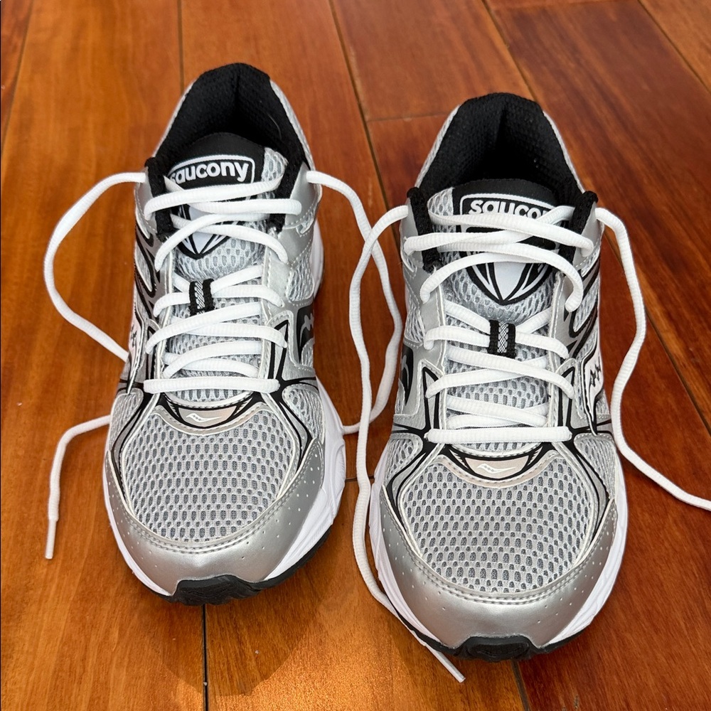 Saucony  Athletic Sneakers size 8 1/2  NWT